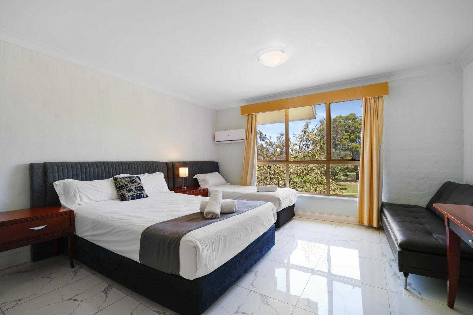 Golf Place Inn Wollongong Primbee Bagian luar foto