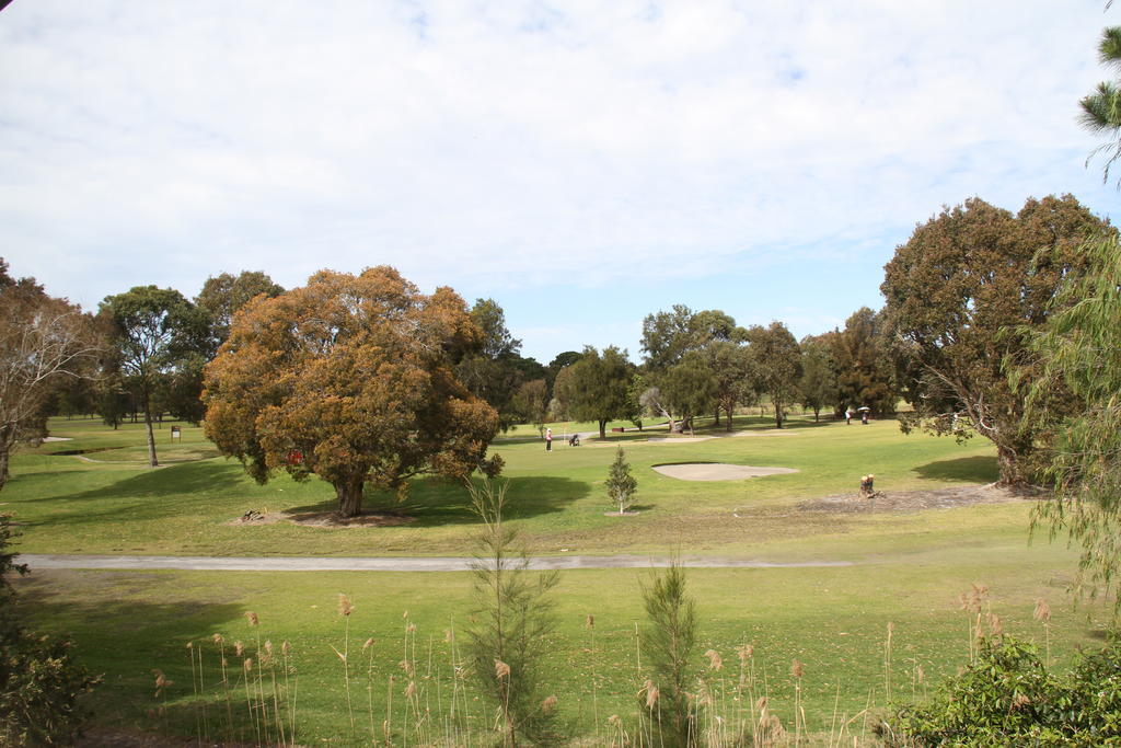Golf Place Inn Wollongong Primbee Bagian luar foto